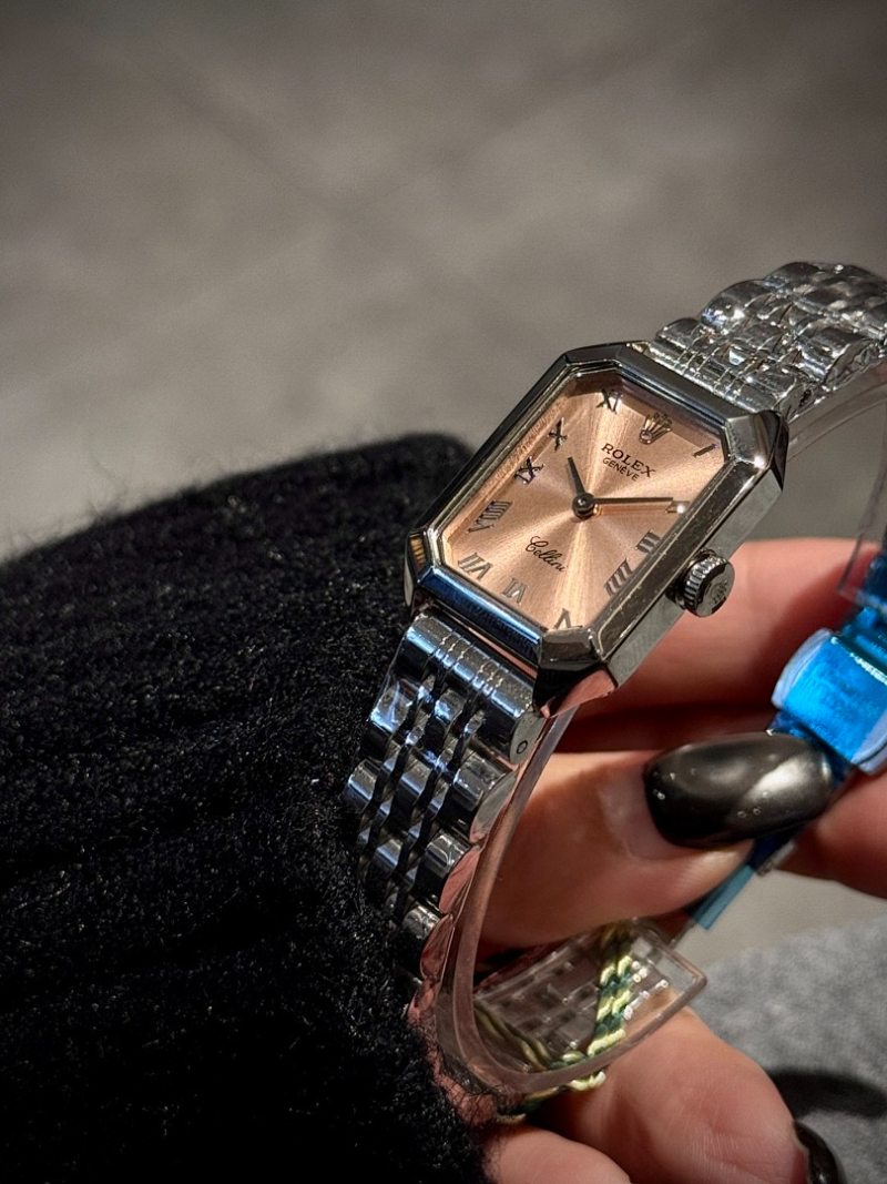 RW76 Women's low-key luxury small square watch