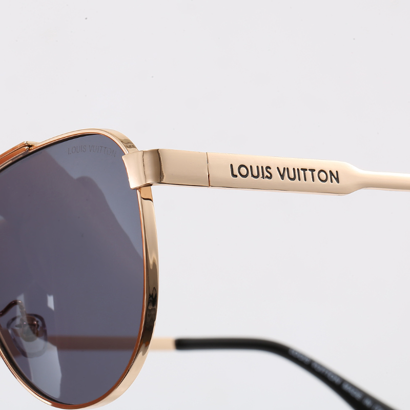 6A037 Sunglasses with box