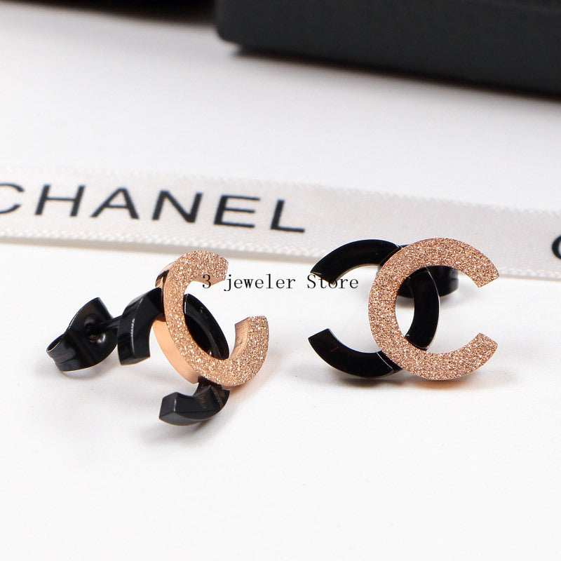 CHE34 18K Titanium Steel Frosted Color Gold Double C Letter Double Color Couple Earrings Jewelry