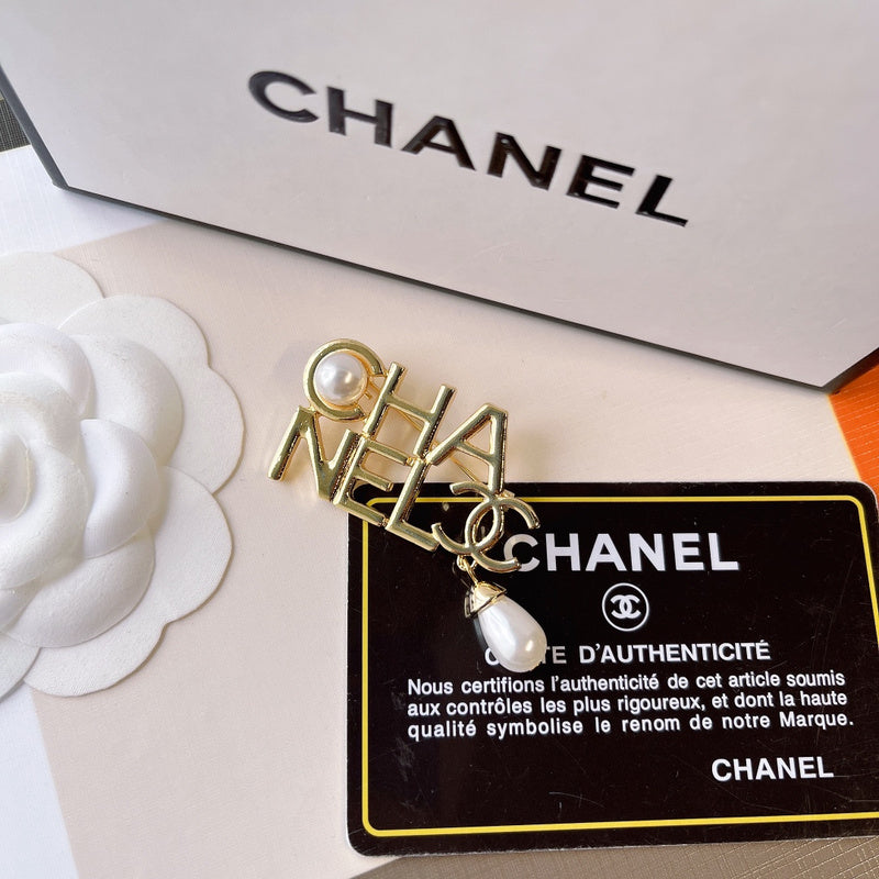 D136 Pearl letter brooch
