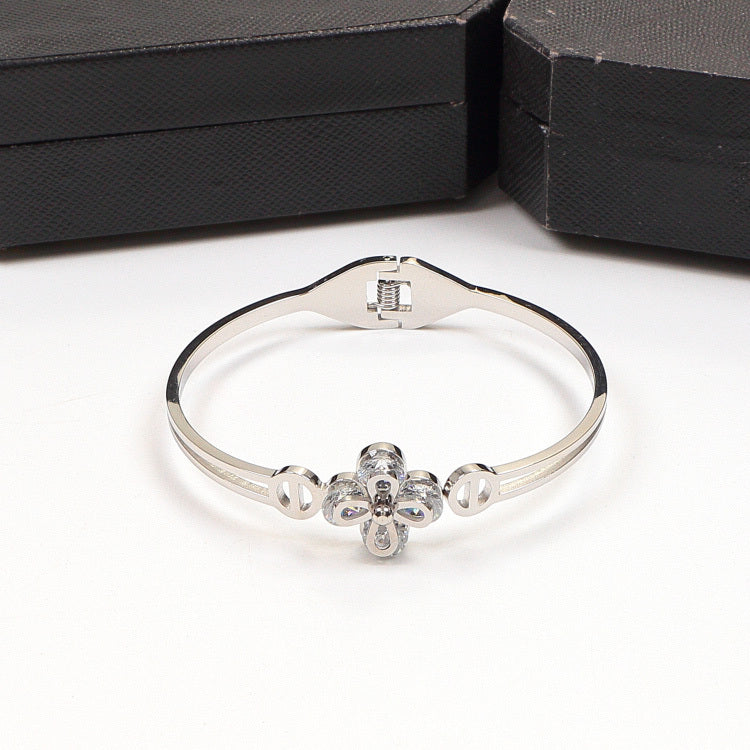 VAB33 Lovers European and American three-dimensional diamond four-leaf flower titanium steel bracelet Jewelry