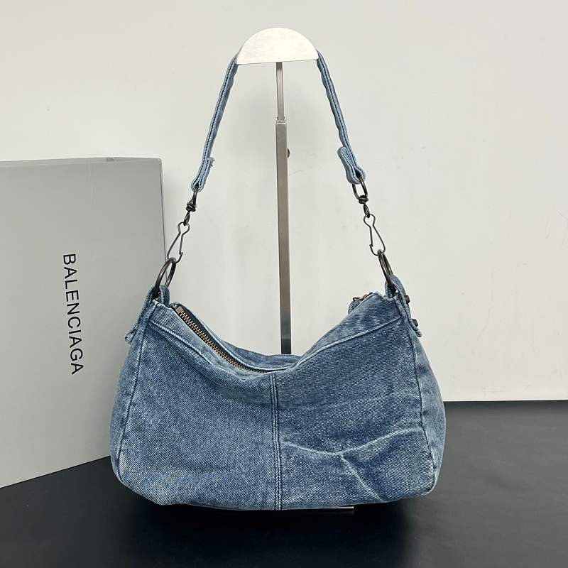 LBP18 Bag 27.9×19×13.9cm Shoulder bags