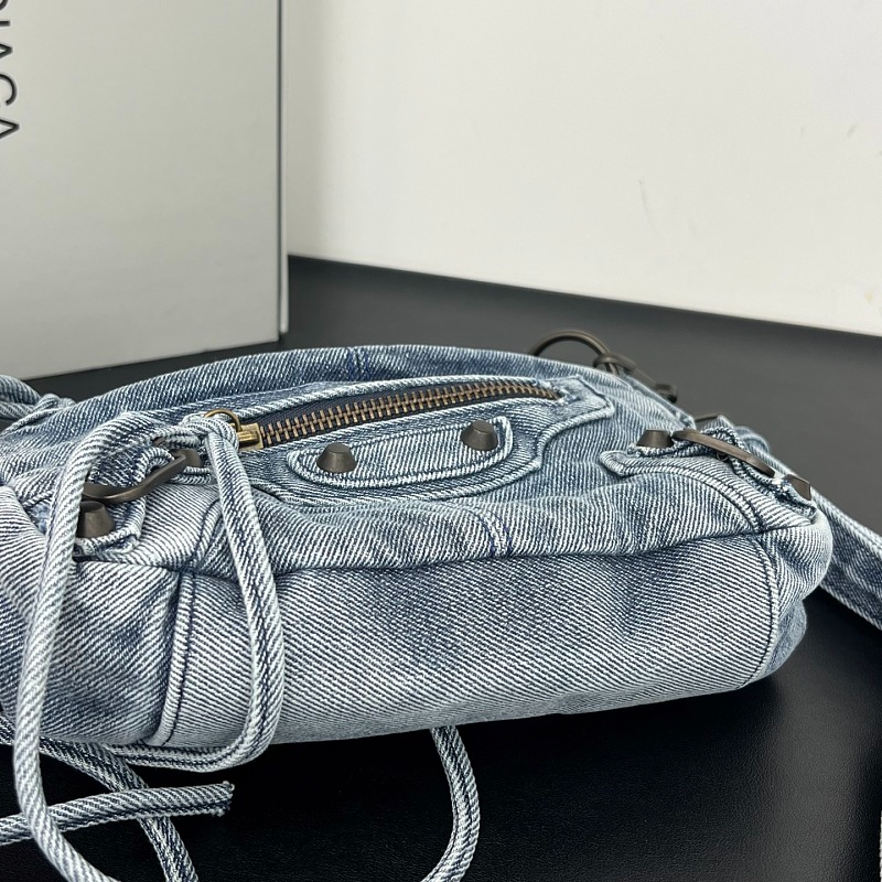 LBP18 Bag 27.9×19×13.9cm Shoulder bags