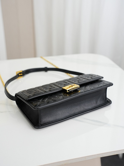LFP53 bag 21-5-11.5cm Shoulder bags