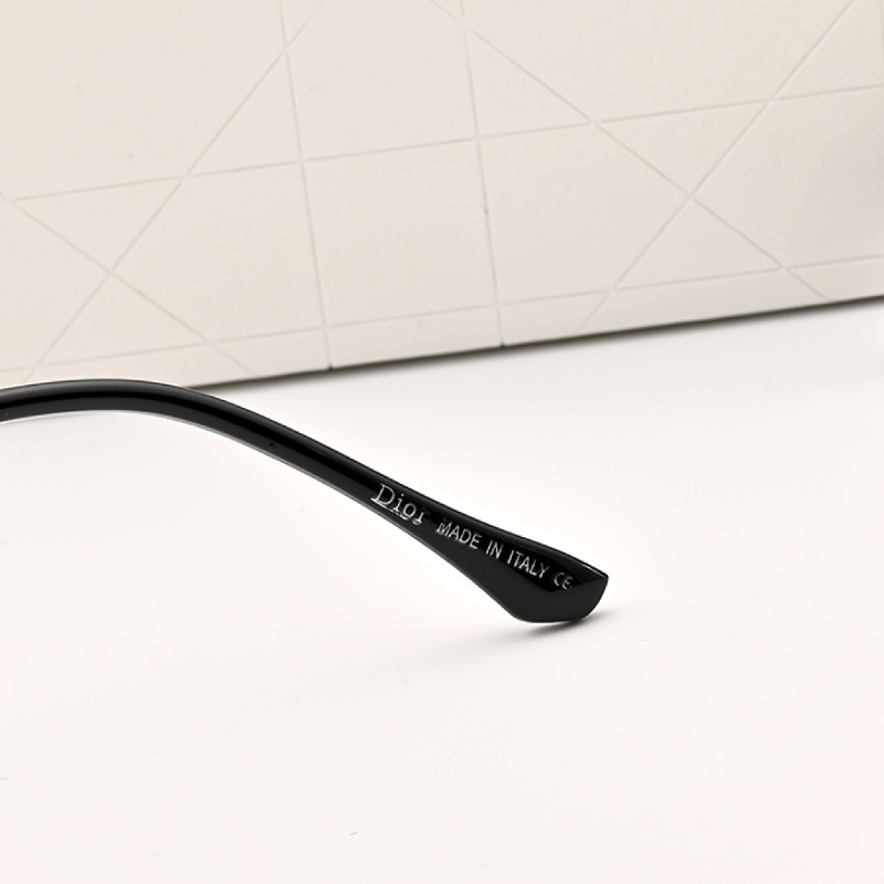 8111 Sunglasses with box