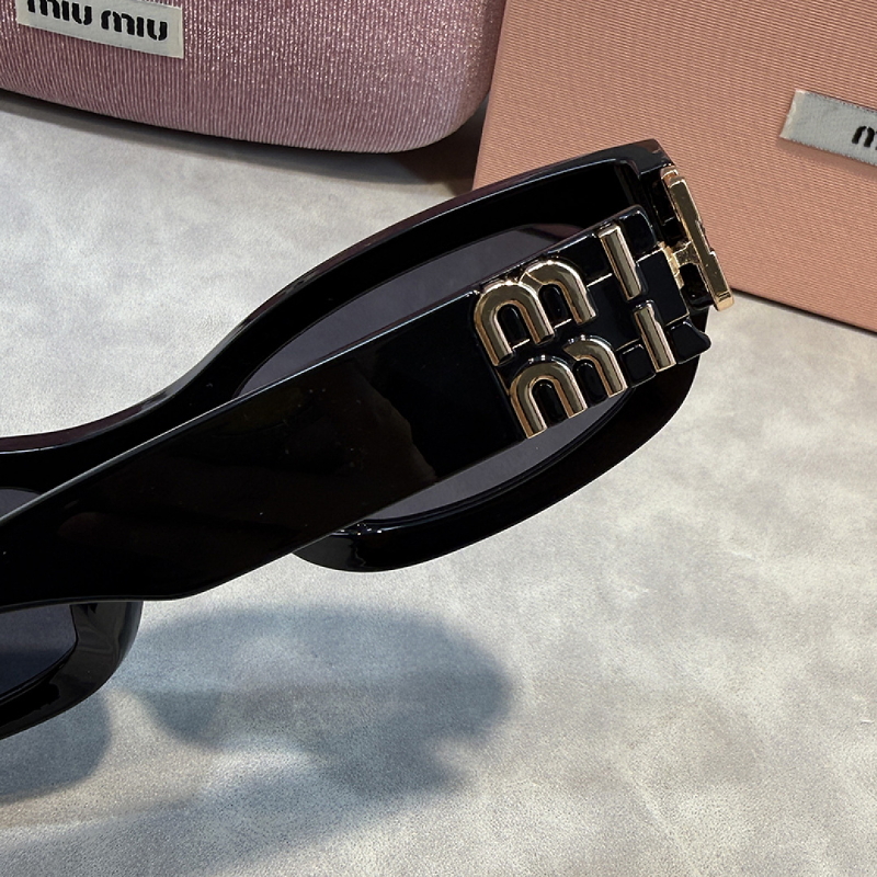 4149  Sunglasses with box