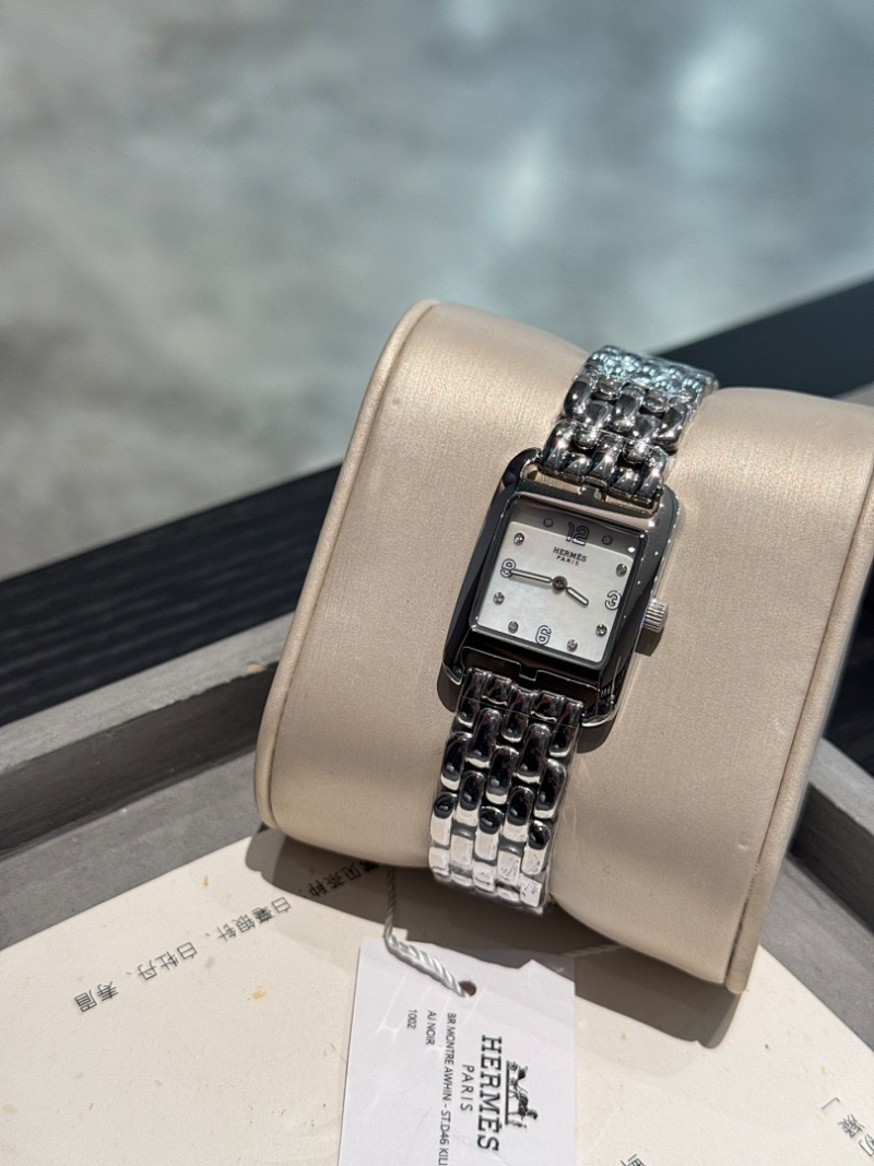 HW1  Women's new versatile 23x23mm watch