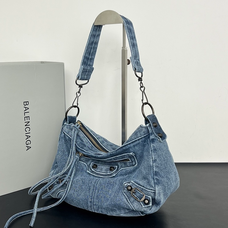 LBP18 Bag 27.9×19×13.9cm Shoulder bags