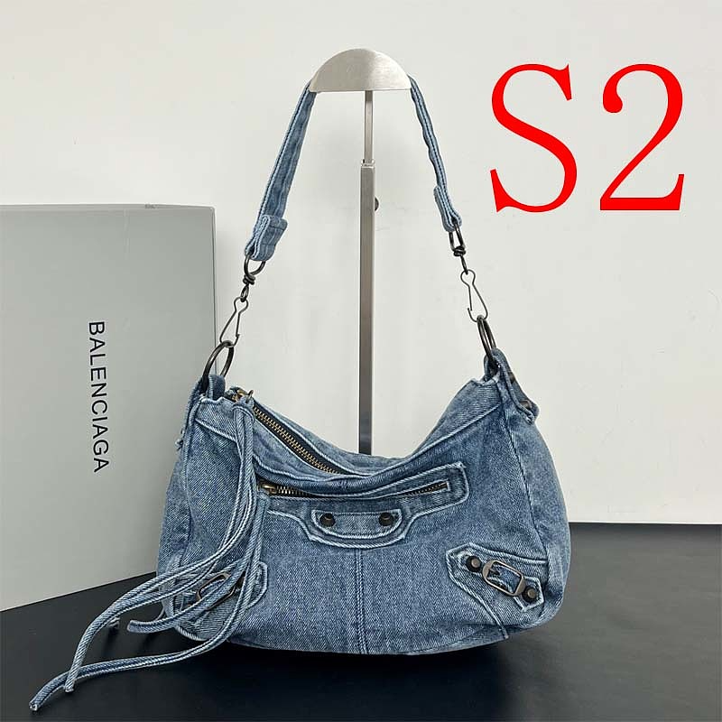 LBP18 Bag 27.9×19×13.9cm Shoulder bags