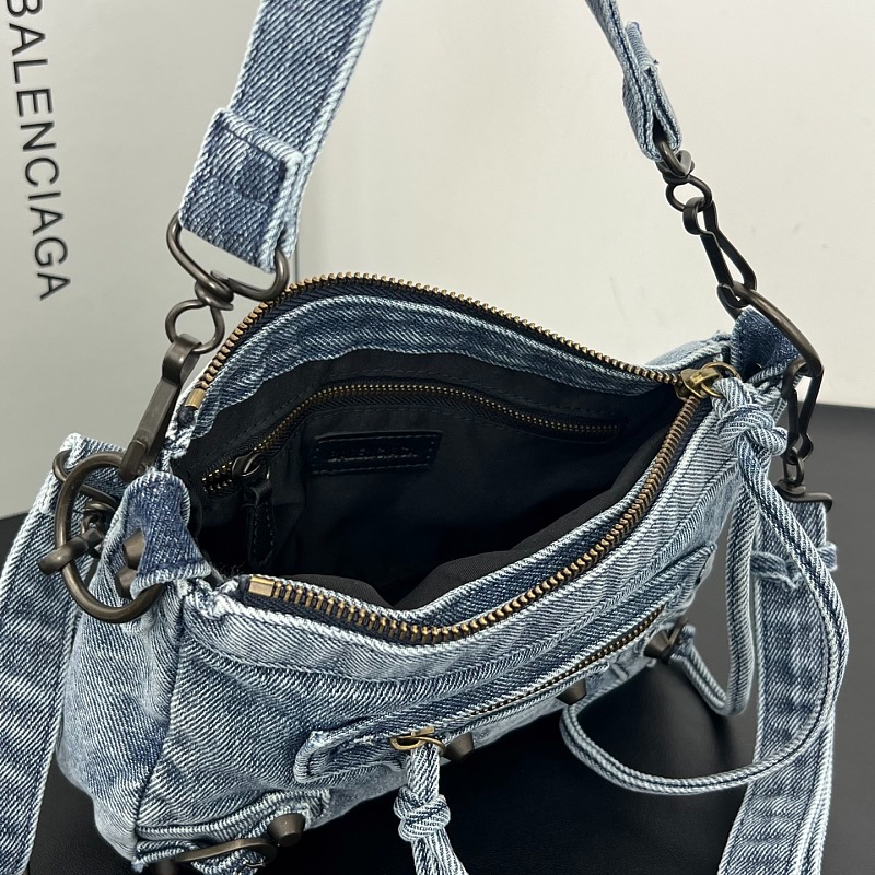 LBP18 Bag 27.9×19×13.9cm Shoulder bags