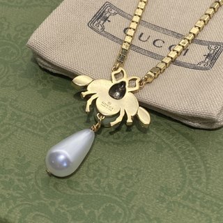 GUN6   Little bee Pearl pendant necklace
