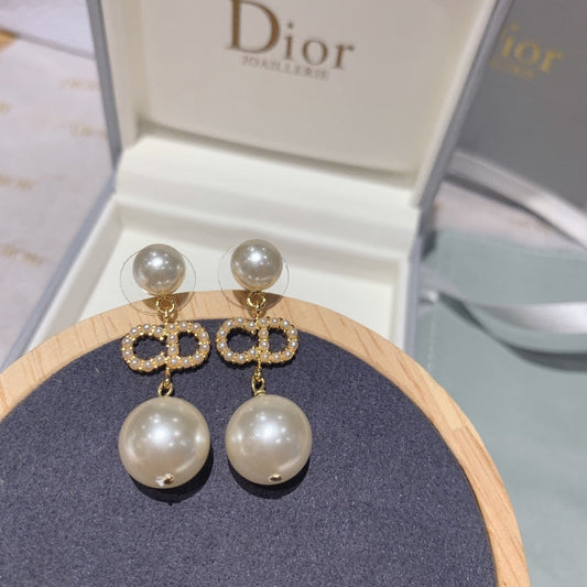 DE132  Classic Pearl Letter Stud Earrings  Jewelry