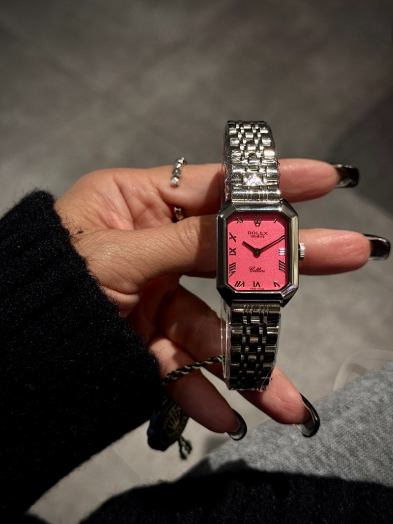 RW76  Women's low-key luxury small square watch