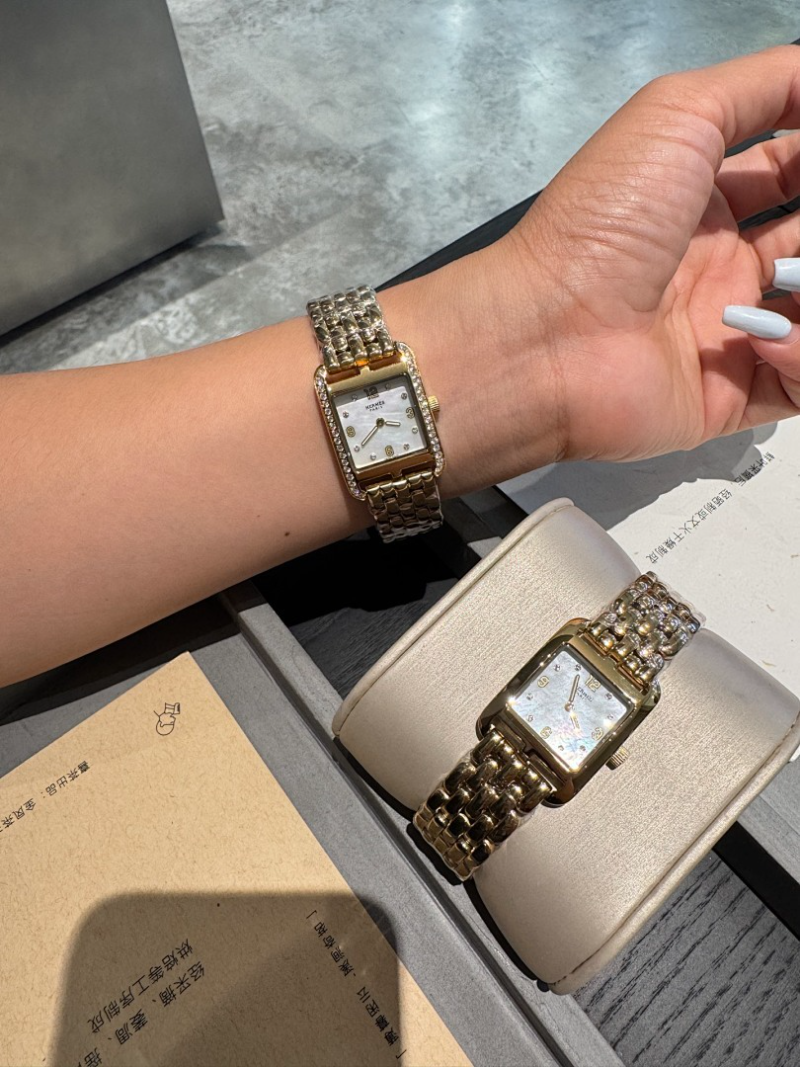 HW1  Women's new versatile 23x23mm watch