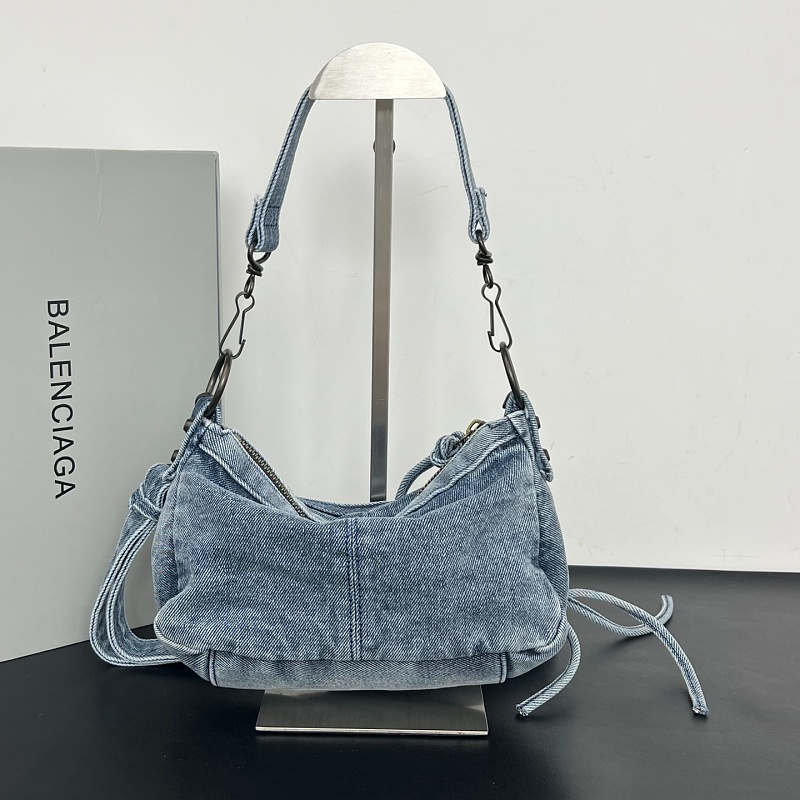 LBP18 Bag 27.9×19×13.9cm Shoulder bags