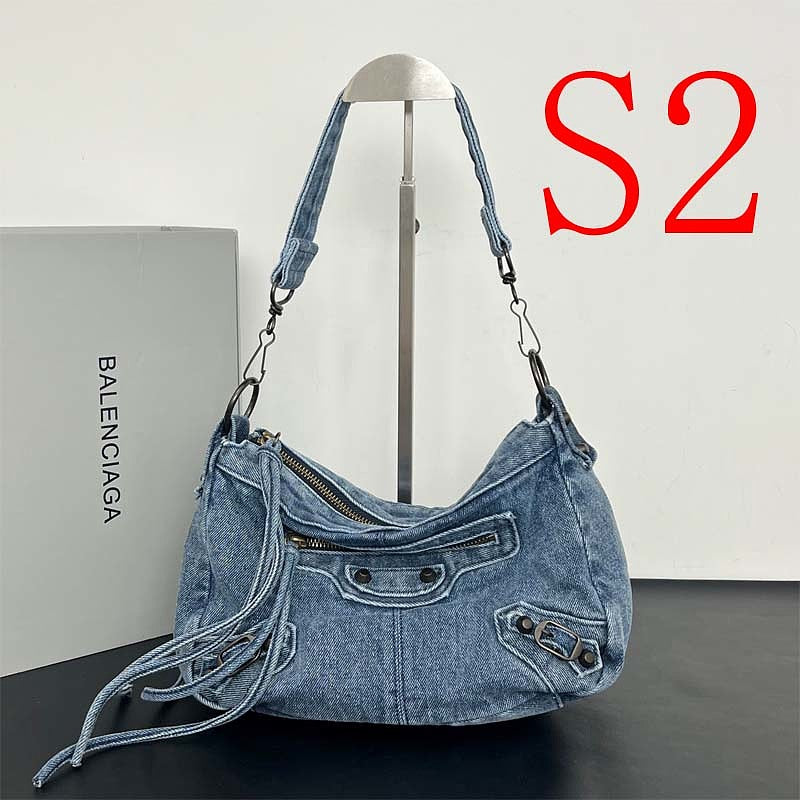 LBP18 Bag 27.9×19×13.9cm Shoulder bags