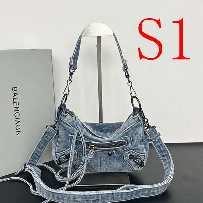 LBP18 Bag 27.9×19×13.9cm Shoulder bags